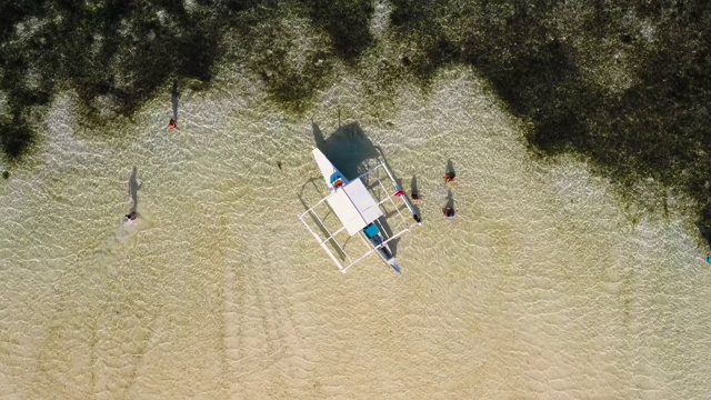 无人机鸟瞰图彩色船只在Siargao的海湾，菲律宾。完美休闲度假旅游4K视频素材