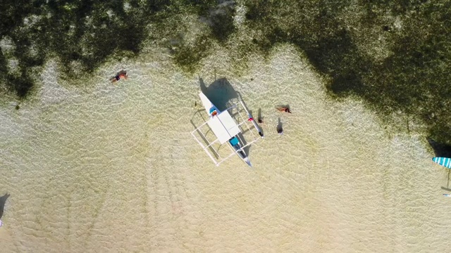 无人机鸟瞰图彩色船只在Siargao的海湾，菲律宾。完美休闲度假旅游4K视频素材