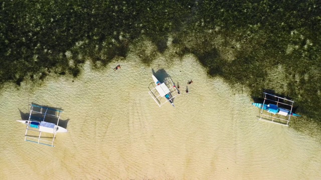 无人机鸟瞰图彩色船只在Siargao的海湾，菲律宾。完美休闲度假旅游4K视频素材