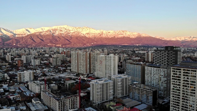 智利的圣地亚哥和安第斯山脉的冬天视频素材