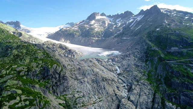 在冰川山谷附近的一个湖泊，美丽的冰川景观下的蓝天——用4K无人机鸟瞰视频素材