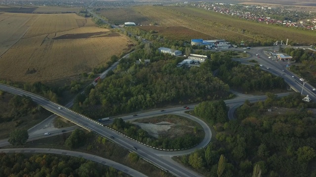 鸟瞰图飞行在令人惊叹的秋天自然和道路运行通过风景如画的乡村。路在秋景航拍。秋日的汽车驾驶道路穿过五彩缤纷的风景。视频素材