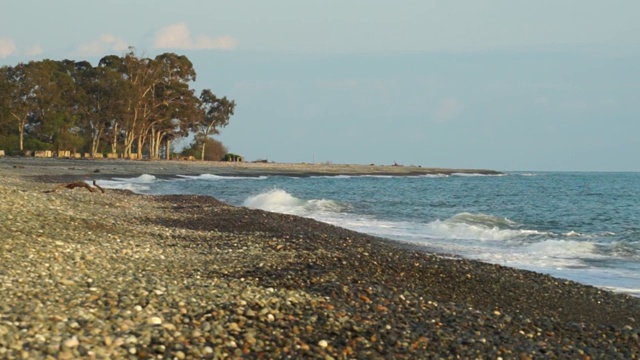 海浪拍打海岸的海景。视频素材