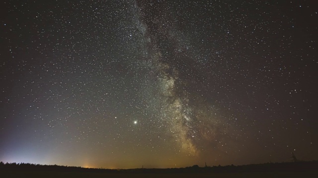 夜晚星空与发光的星星。明亮的辉光行星土星和木星在天空中的银河系恒星。夕阳下的天空。FullHD间隔拍摄视频素材