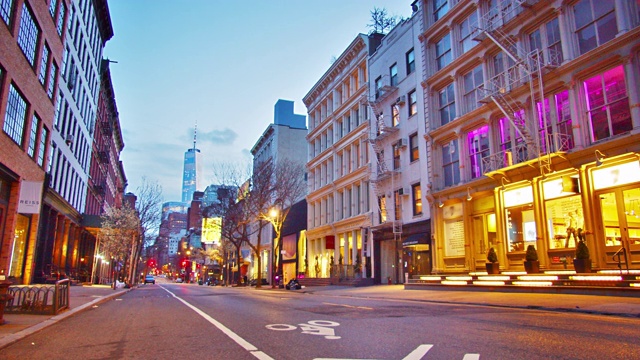 End of City Street上的自由塔，带有老式复古建筑视频素材