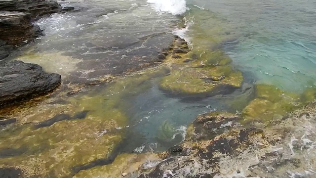 里海的岩石海岸。视频素材