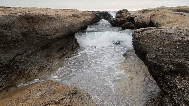 里海的岩石海岸。视频素材