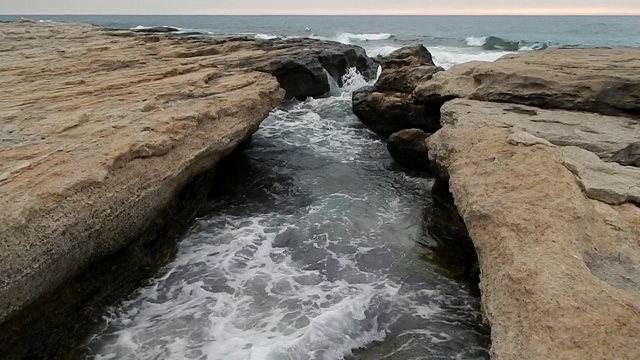 里海的岩石海岸。视频素材