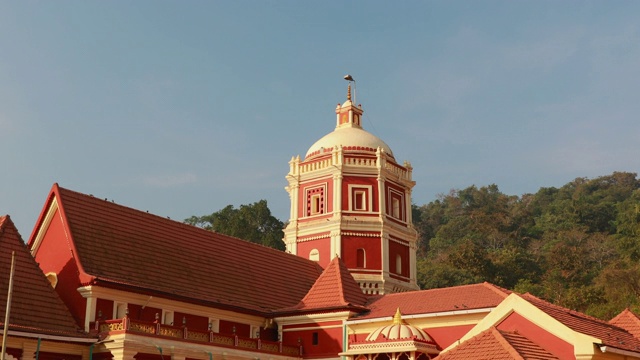 卡莱姆，丰达，印度果阿。Shree shanadurga Mandir, Kavlem Temple。著名地标和热门目的地。白色的灯。Shantadurga井斜视频素材