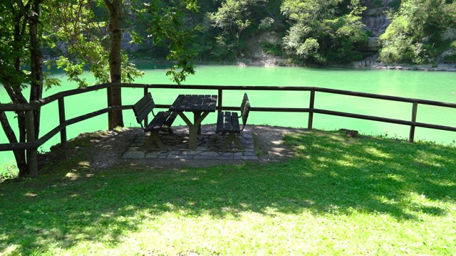 野餐桌前的湖在山上视频素材