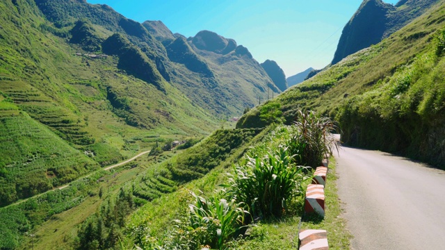 风景如画的山与蜿蜒的道路河江环线，越南北部视频素材