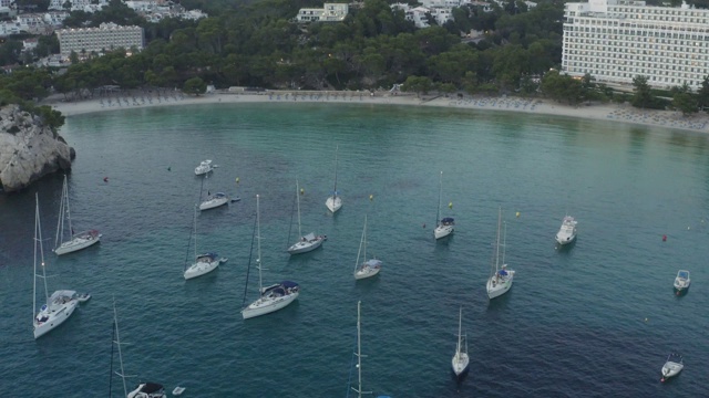 鸟瞰图平静的绿松石海在海湾与白色的船视频素材