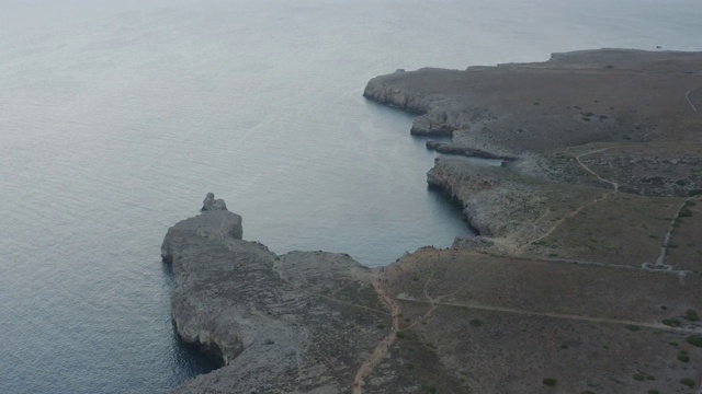 鸟瞰图的岩石海岸与平静的海在梅诺卡岛视频下载