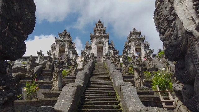 寺庙在巴厘岛。巴厘岛的古庙。通往寺庙的长长的楼梯。巴厘岛的印度教寺庙视频素材