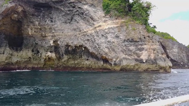 船漂过活的岩石，美丽的岩石在巴厘岛的海岸视频素材