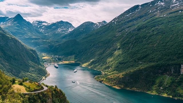 Geirangerfjord,挪威。在阳光明媚的夏日，在盖兰格峡湾附近漂浮的旅游船渡船游船班轮。著名的挪威地标和受欢迎的目的地。FullHD视频素材