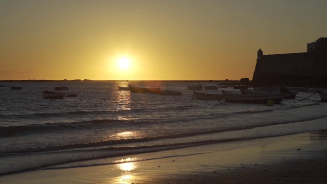 拉卡莱塔的海滩上夕阳西下视频素材