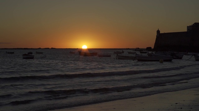 拉卡莱塔的海滩上夕阳西下视频素材