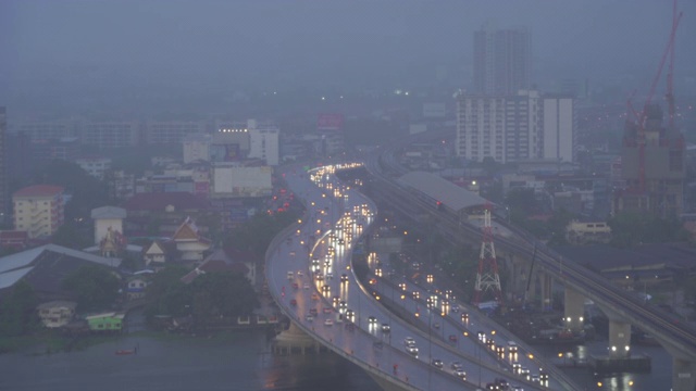 暴雨在曼谷市区天际线，高速公路或街道和泰国的河流。城市中的金融区。视频素材