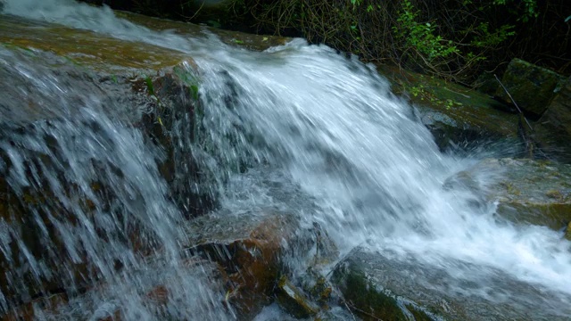 水流落在岩石上视频素材