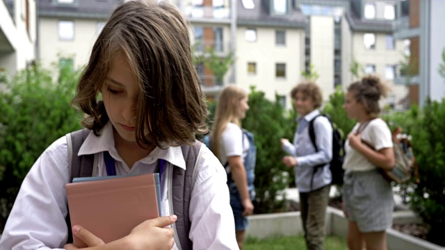 一群小学生嘲笑一个同学。儿童虐待。学校欺凌视频素材