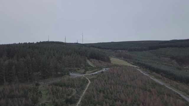 66. 近距离拍摄的公路越野自行车道在都柏林山区视频素材