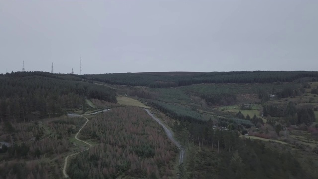 65. 无人机在都柏林山区公路越野自行车道视频素材