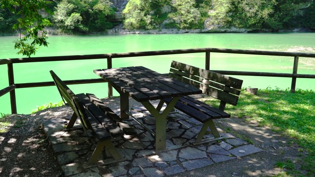 野餐桌前的湖在山上视频素材