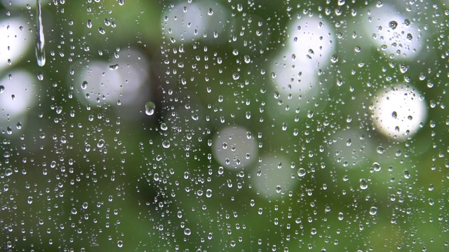 雨点从窗玻璃上滚下来。视频素材