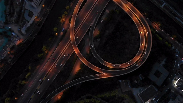 交通尖峰时刻的交通和道路交叉口鸟瞰图视频素材