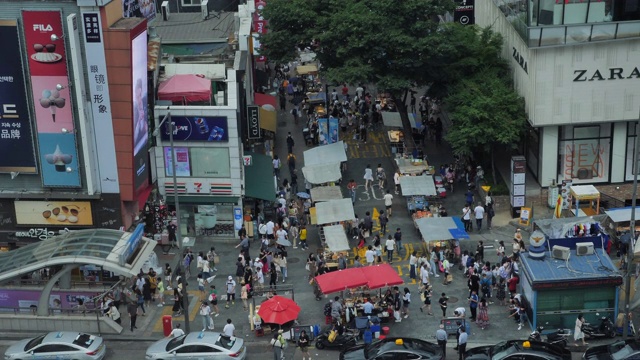 韩国首尔明洞市场夜市购物街。视频素材