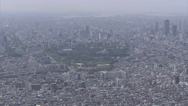 日本爱知市名古屋城堡周围的空中天线视频素材