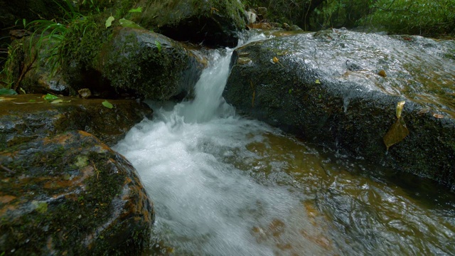 水流落在岩石上视频素材