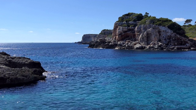 岩石峭壁和绿松石海。视频素材