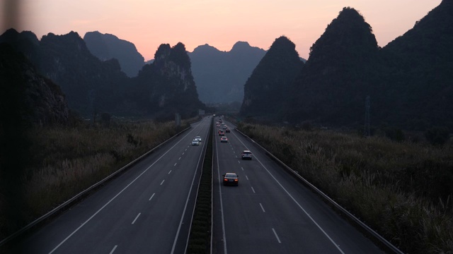 高速公路在夕阳中，中国桂林视频素材