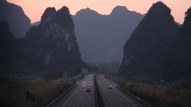 高速公路在夕阳中，中国桂林视频素材