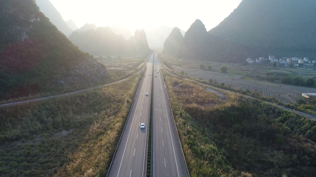 高速公路在夕阳中，中国桂林视频素材