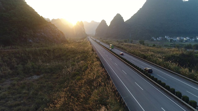 高速公路在夕阳中，中国桂林视频素材