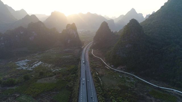 高速公路在夕阳中，中国桂林视频素材