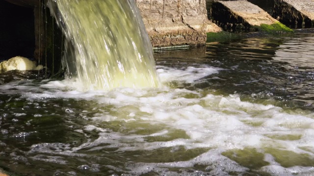 脏水从管道流入河流，污染环境。污水处理设施,视频素材