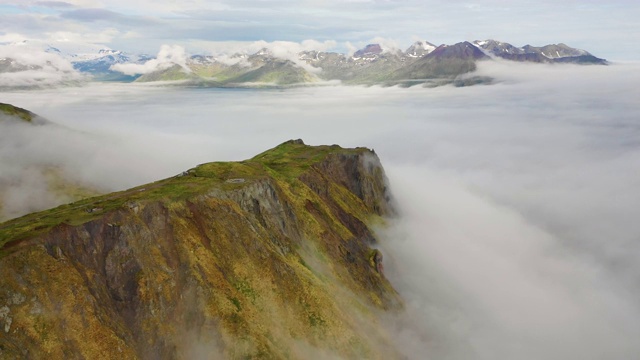 在阿拉斯加，美国的大山脉周围的雾霾鸟瞰图。视频素材