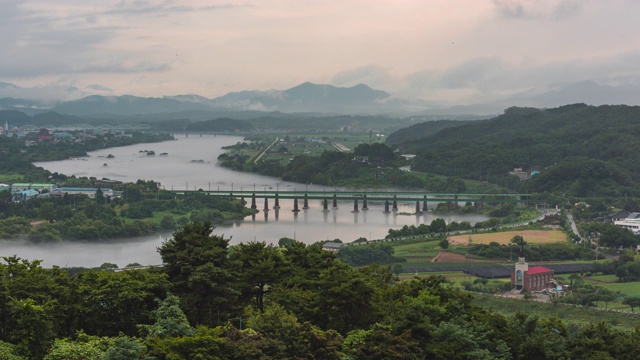 韩国忠清北道南hangang河/忠州溪周围的湿雾视频素材