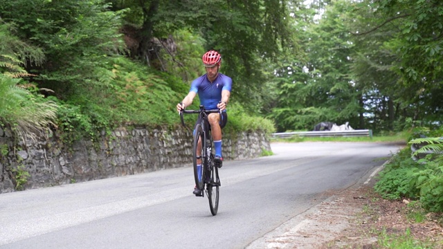 自行车比赛自行车:Wheelie在慢动作视频素材