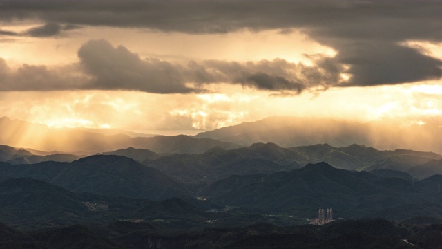 从Bongnaesan山/ yeongwo -gun，江原道，韩国的日落视频素材