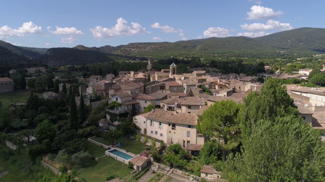 Lourmarin，空中接近，Vaucluse，被称为Les Plus Beaux Villages de France视频素材