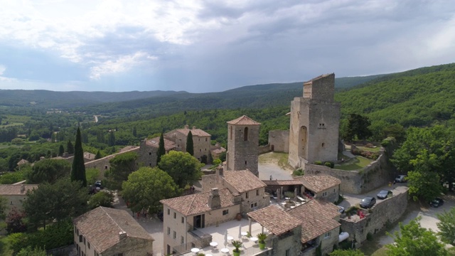 诗人拉瓦尔村，空中旅行，Drôme，称为Les Plus Beaux村庄的法国。视频素材