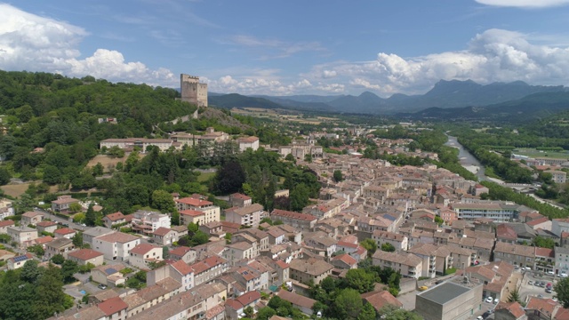 克雷斯特市空中进场，Drôme，法国视频素材