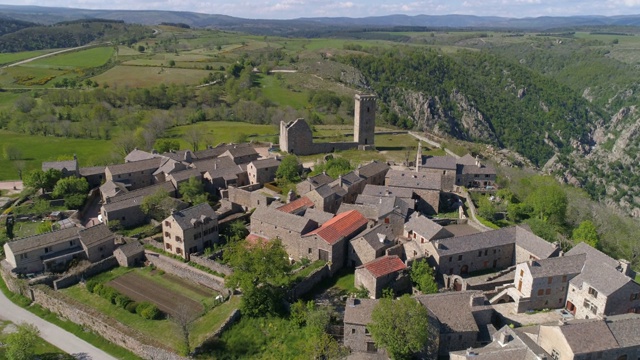 Guerin卫队，飞起来。Lozère，被称为法国最美丽的村庄视频素材