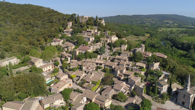 La Roque-sur-Cèze空中旅行回来。加德，被称为法国最美丽的村庄视频素材