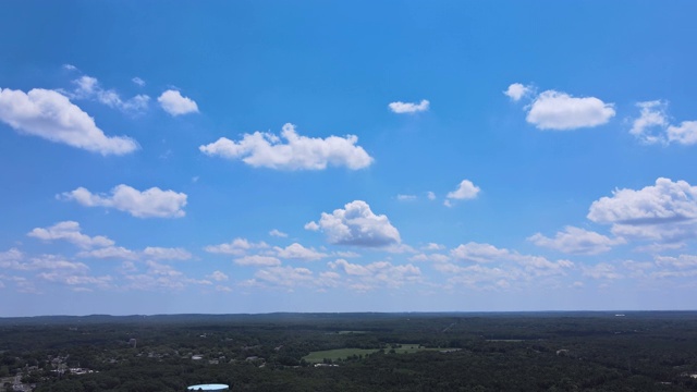 美丽的在地平线夏天，明亮的蓝天，放松的云景，时间流逝，慢慢移动的白云晴天早晨的阳光视频素材